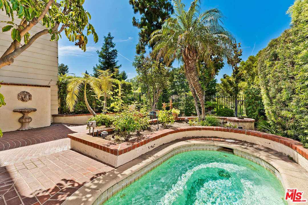 2176 Ridge Drive Los Angeles, CA 90049 - Photo 10 of 34