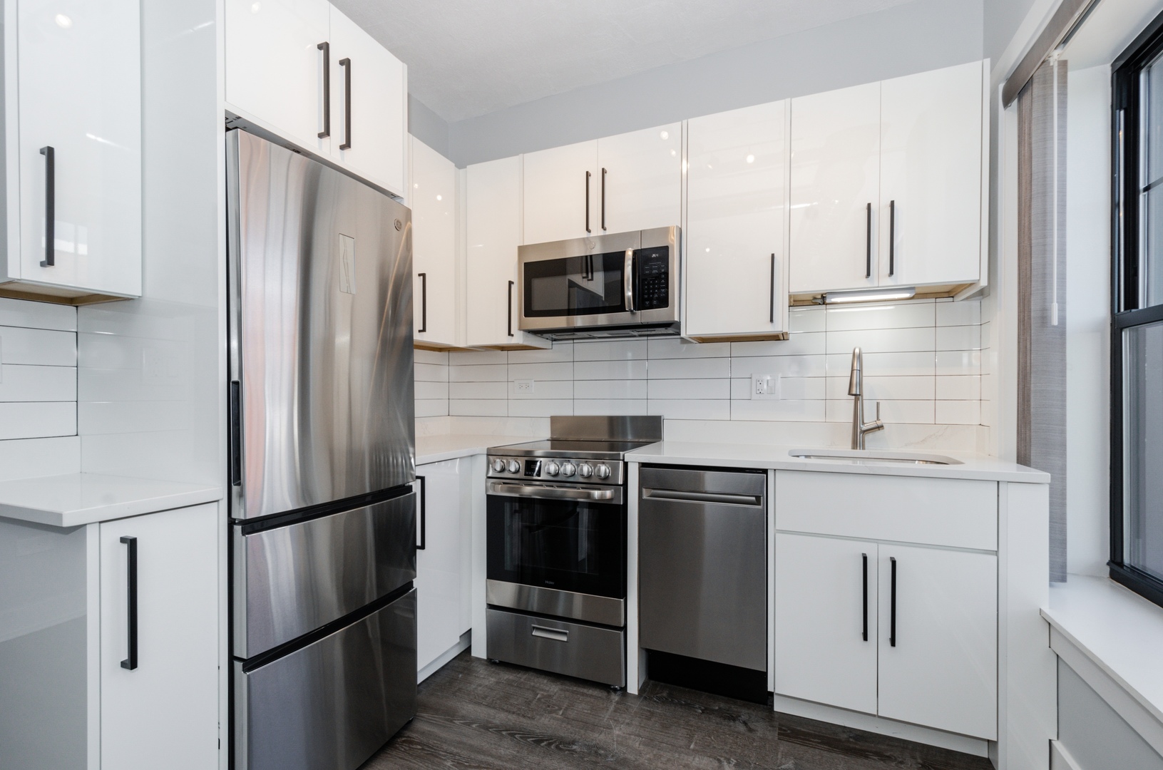 7645 North Sheridan Road, Unit 413 Chicago, IL 60626 - Photo 3 of 12 Gallery Image 3