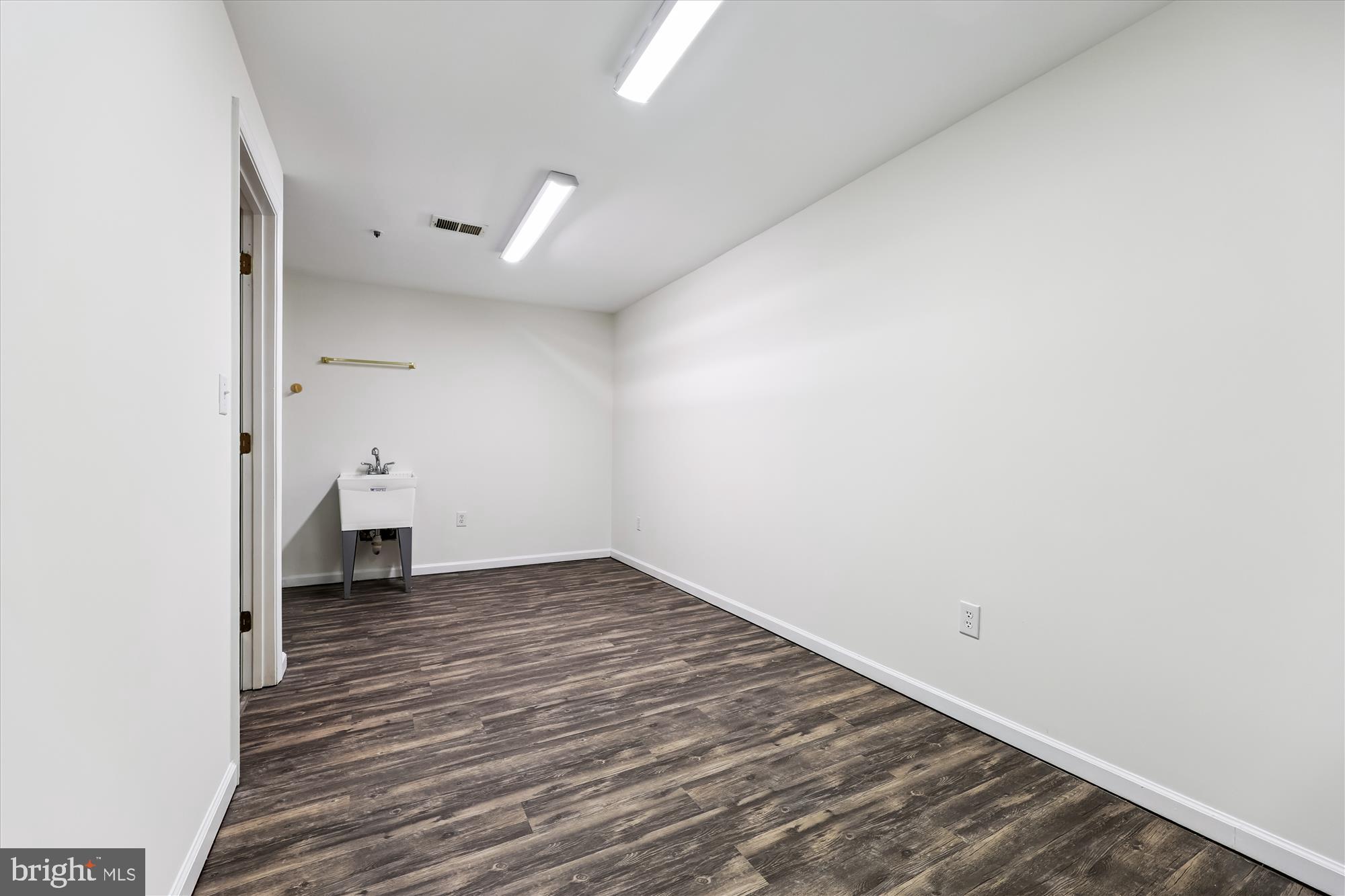 473 Tschiffely Square Road Gaithersburg, MD 20878 - Photo 40 of 64 a view of a room with wooden floor and a sink