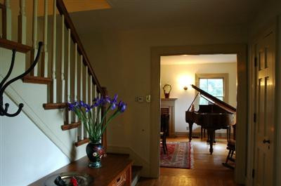 306 Strathmore Road Lexington, KY 40505 - Photo 5 of 16 ENTRY HALL, looking toward livingroom.