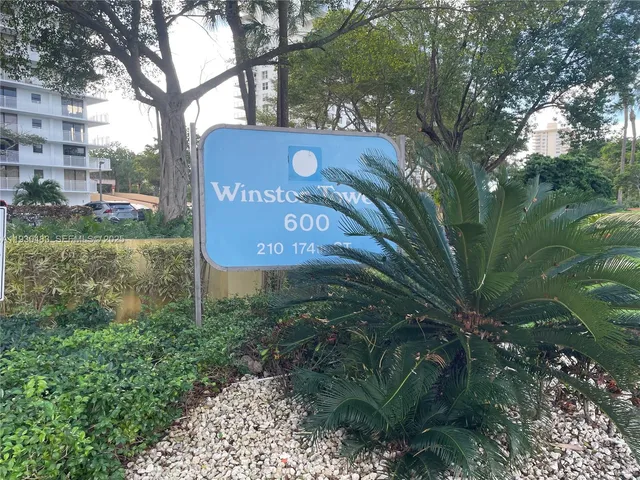 a sign that is sitting on a brick wall