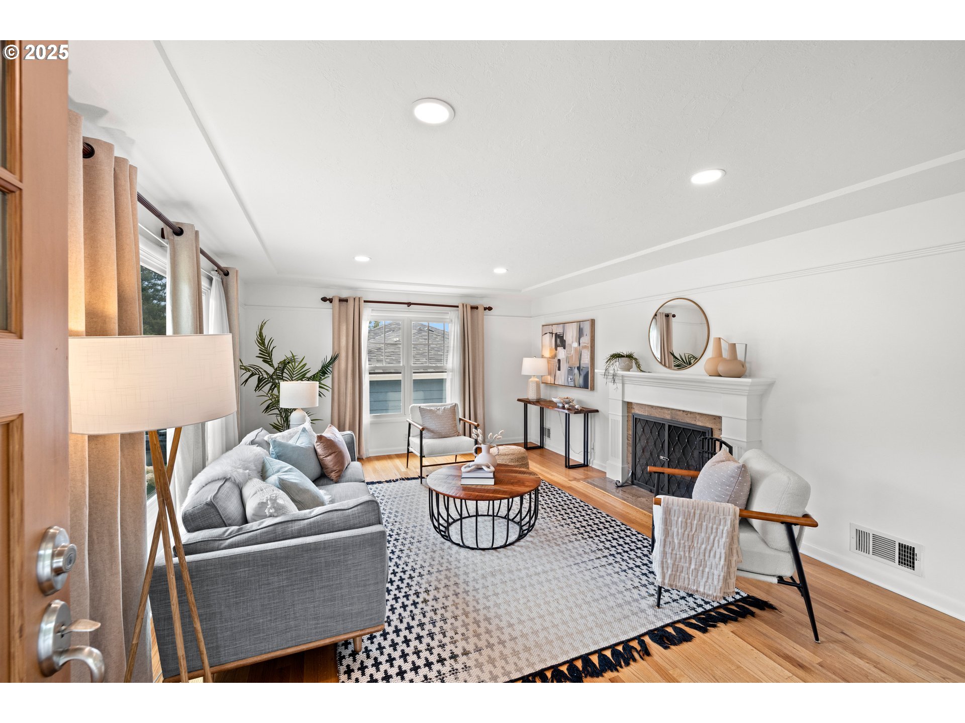 6458 Southwest Loop Drive Portland, OR 97221 - Photo 4 of 47 Gallery Image 4