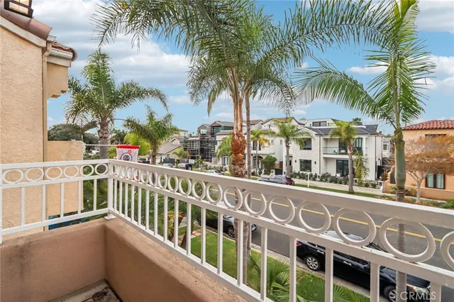 $2,699,995 | 526 12th Street, Huntington Beach, CA 92648