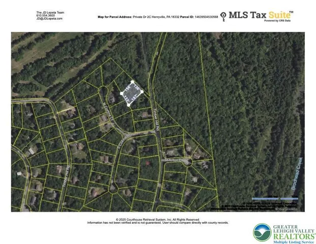 a black and white photo of a tennis court