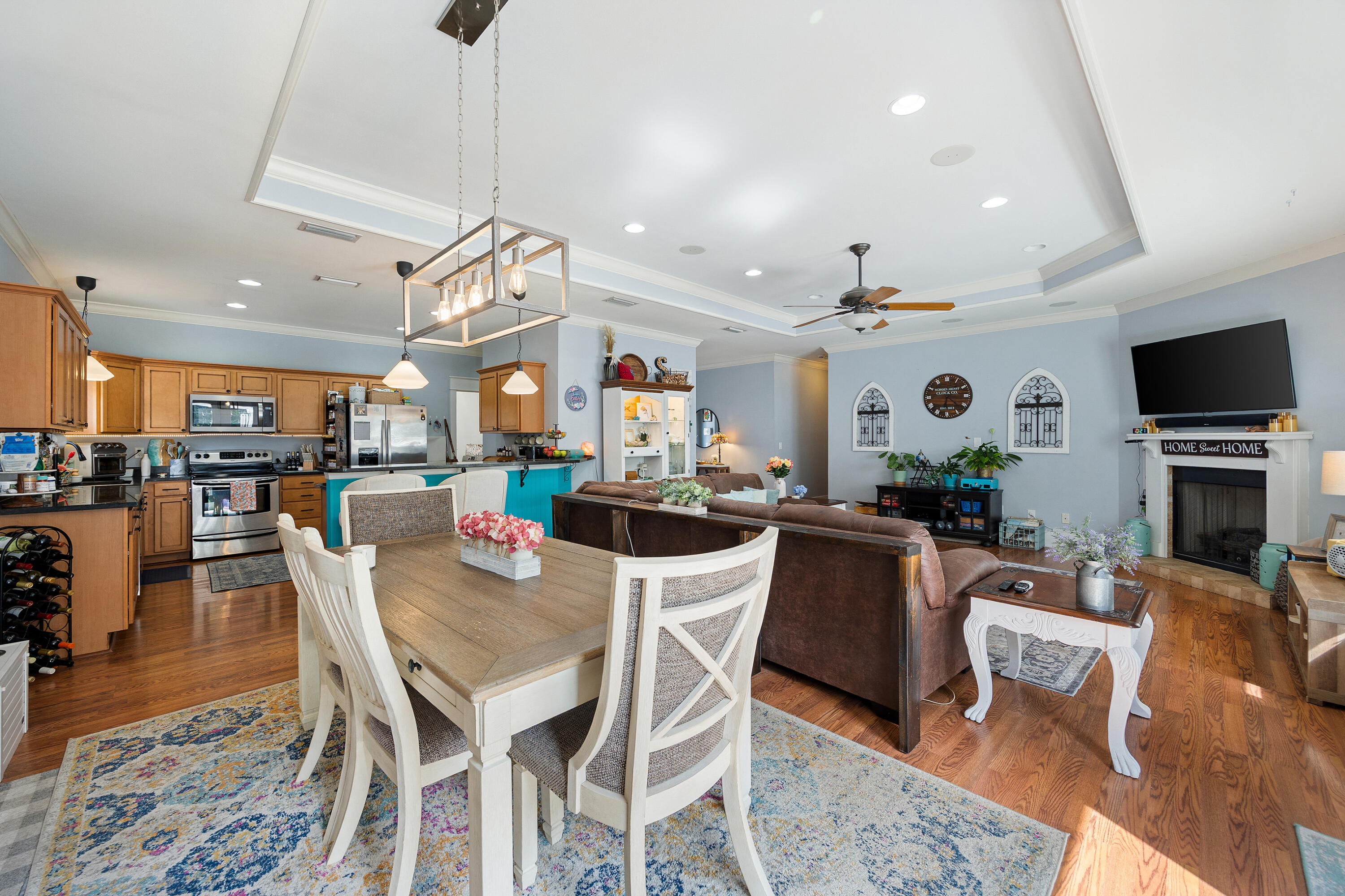 804 Symphony Way Freeport, FL 32439 - Photo 7 of 34 a view of a dining area with furniture