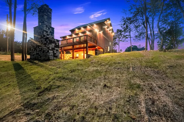 a view of a yard in front of the house