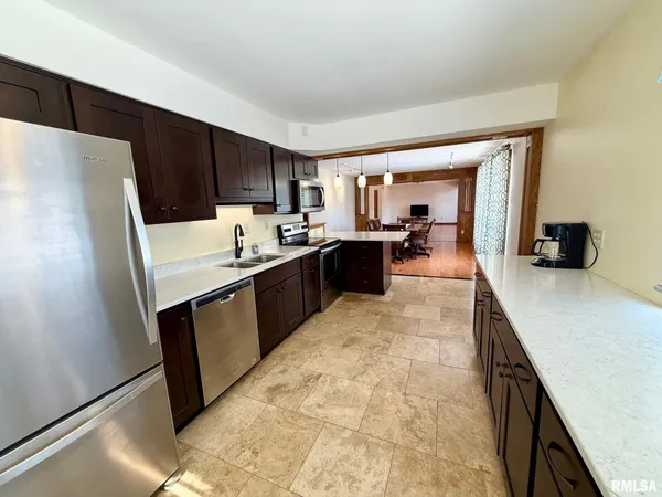 $339,900 | 197 Chestnut Place, Petersburg, IL 62675
