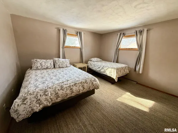 $339,900 | 197 Chestnut Place, Petersburg, IL 62675