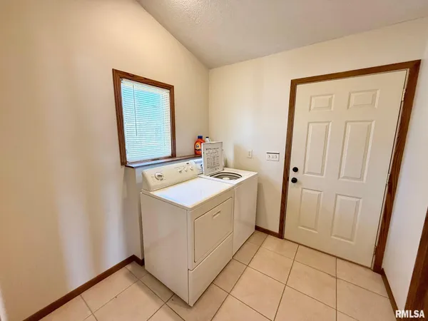 $339,900 | 197 Chestnut Place, Petersburg, IL 62675