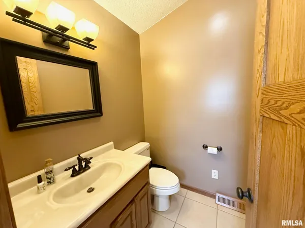 $339,900 | 197 Chestnut Place, Petersburg, IL 62675