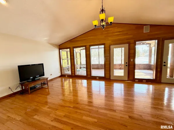 $339,900 | 197 Chestnut Place, Petersburg, IL 62675