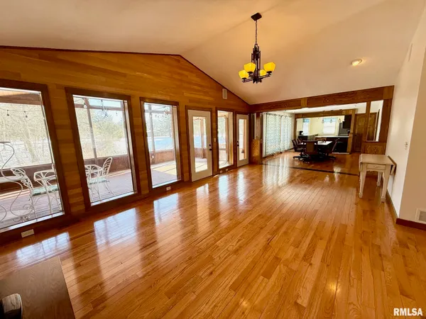 $339,900 | 197 Chestnut Place, Petersburg, IL 62675