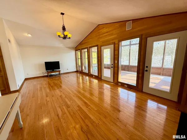 $339,900 | 197 Chestnut Place, Petersburg, IL 62675