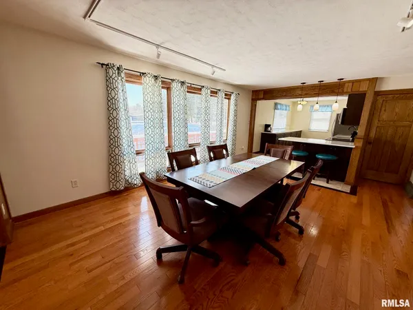 $339,900 | 197 Chestnut Place, Petersburg, IL 62675