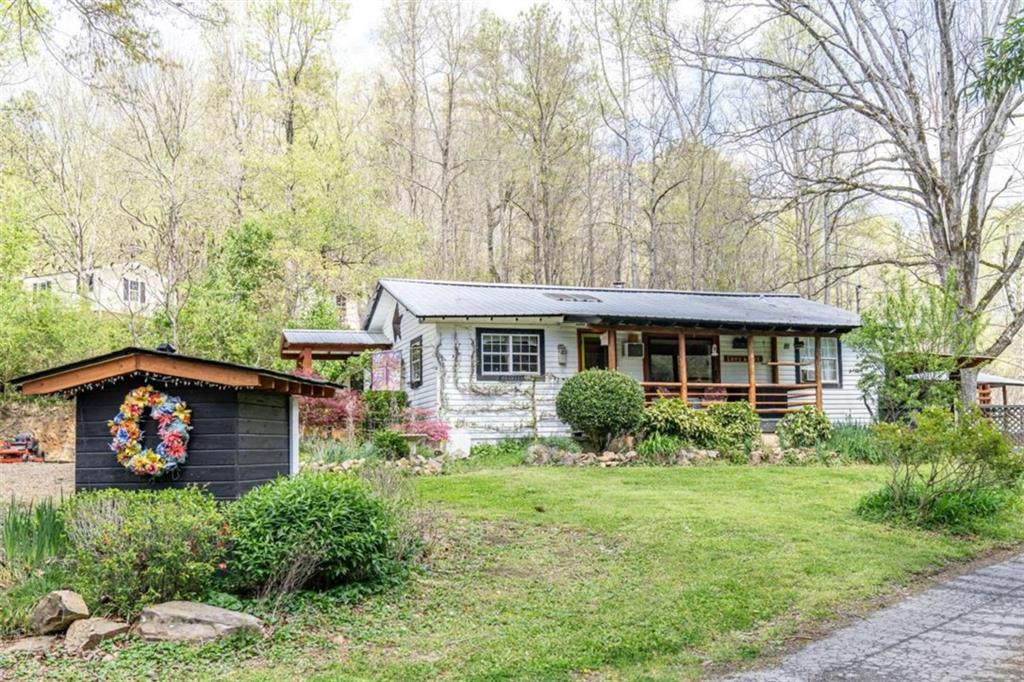 a view of a house with backyard and garden