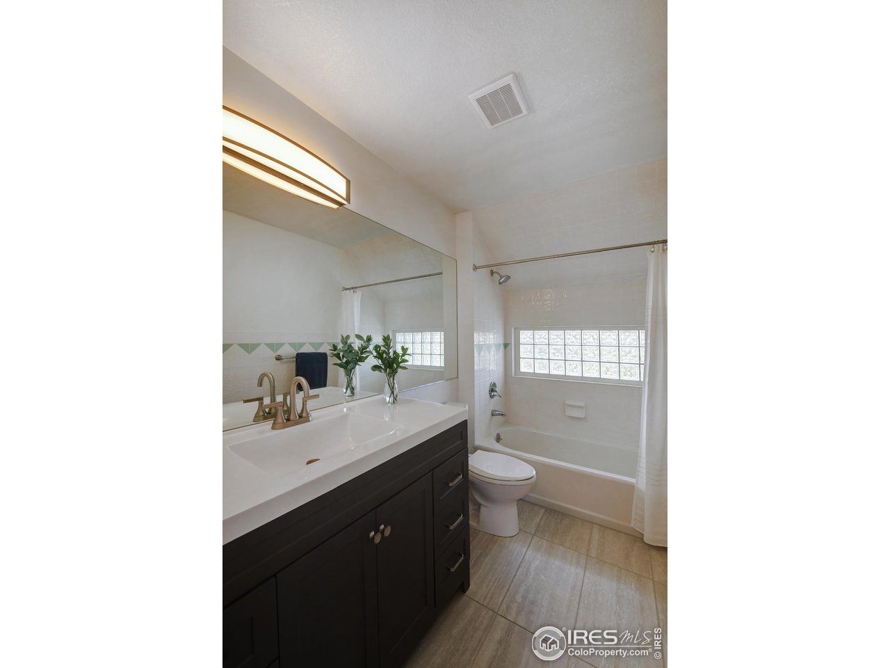 6028 Flagstaff Road Boulder, CO 80302 - Photo 31 of 40 Main Floor Full Bath