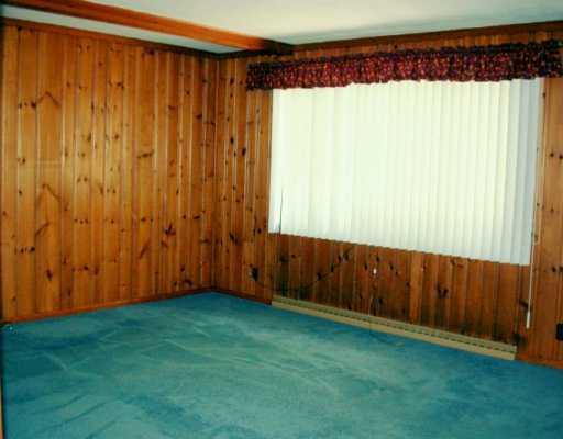 616 Sohn Road Aliquippa, PA 15001 - Photo 4 of 8 Living Room.