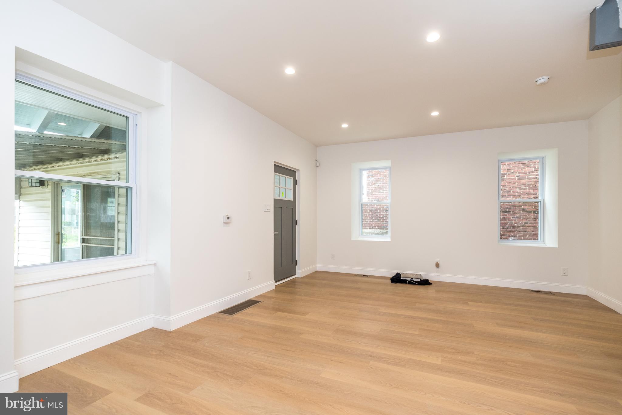6122 Nassau Road Philadelphia, PA 19151 - Photo 7 of 49 Living Room