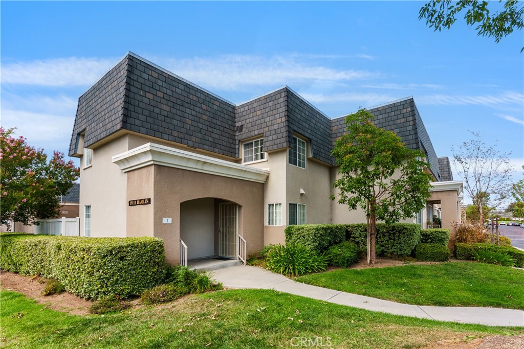19111 Hamlin Street Reseda, CA 91335 - Photo 2 of 20 Desirable corner unit