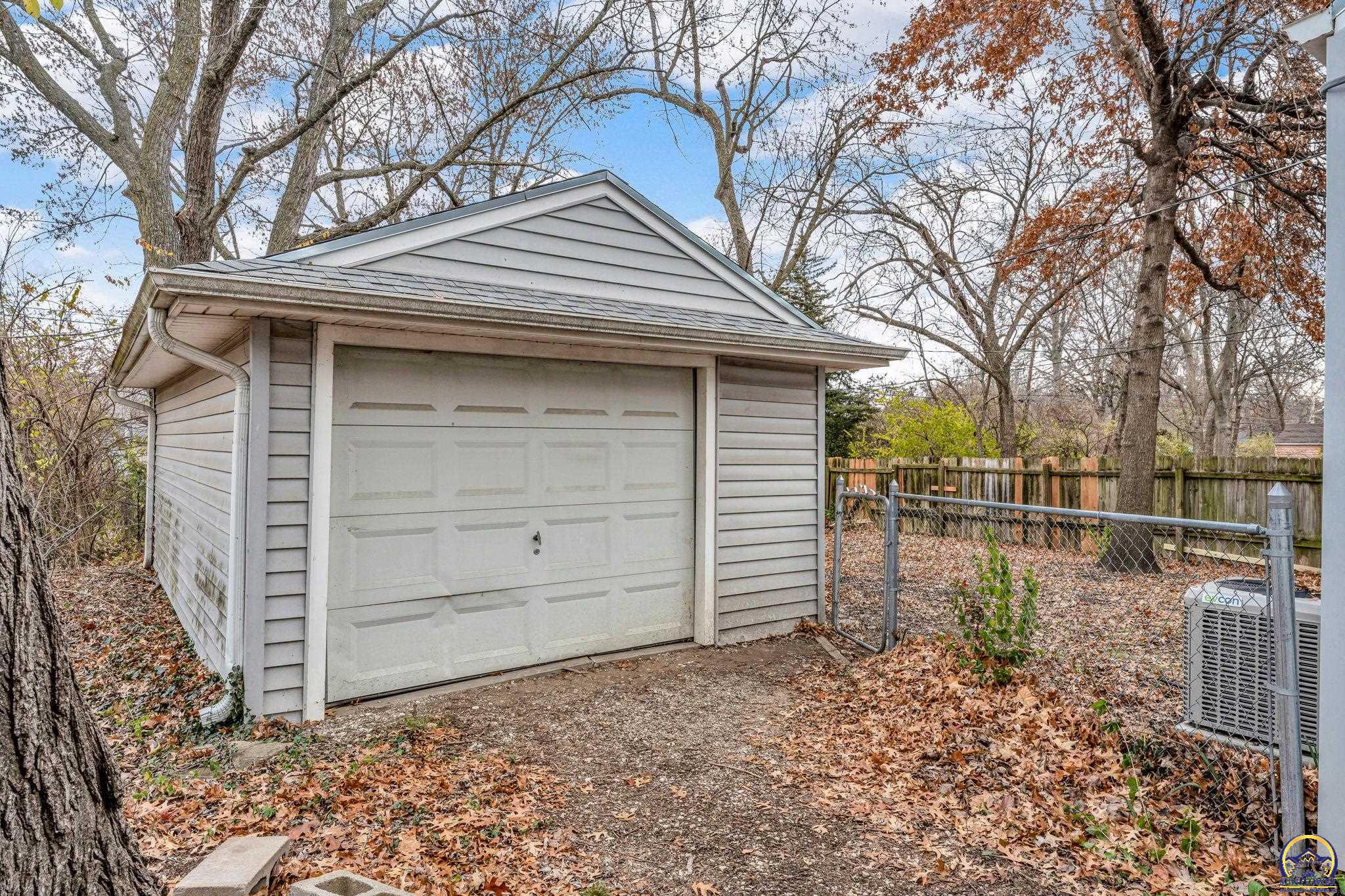 2212 Southwest Plass Avenue Topeka, KS 66611 - Photo 7 of 29 2 Car Garage