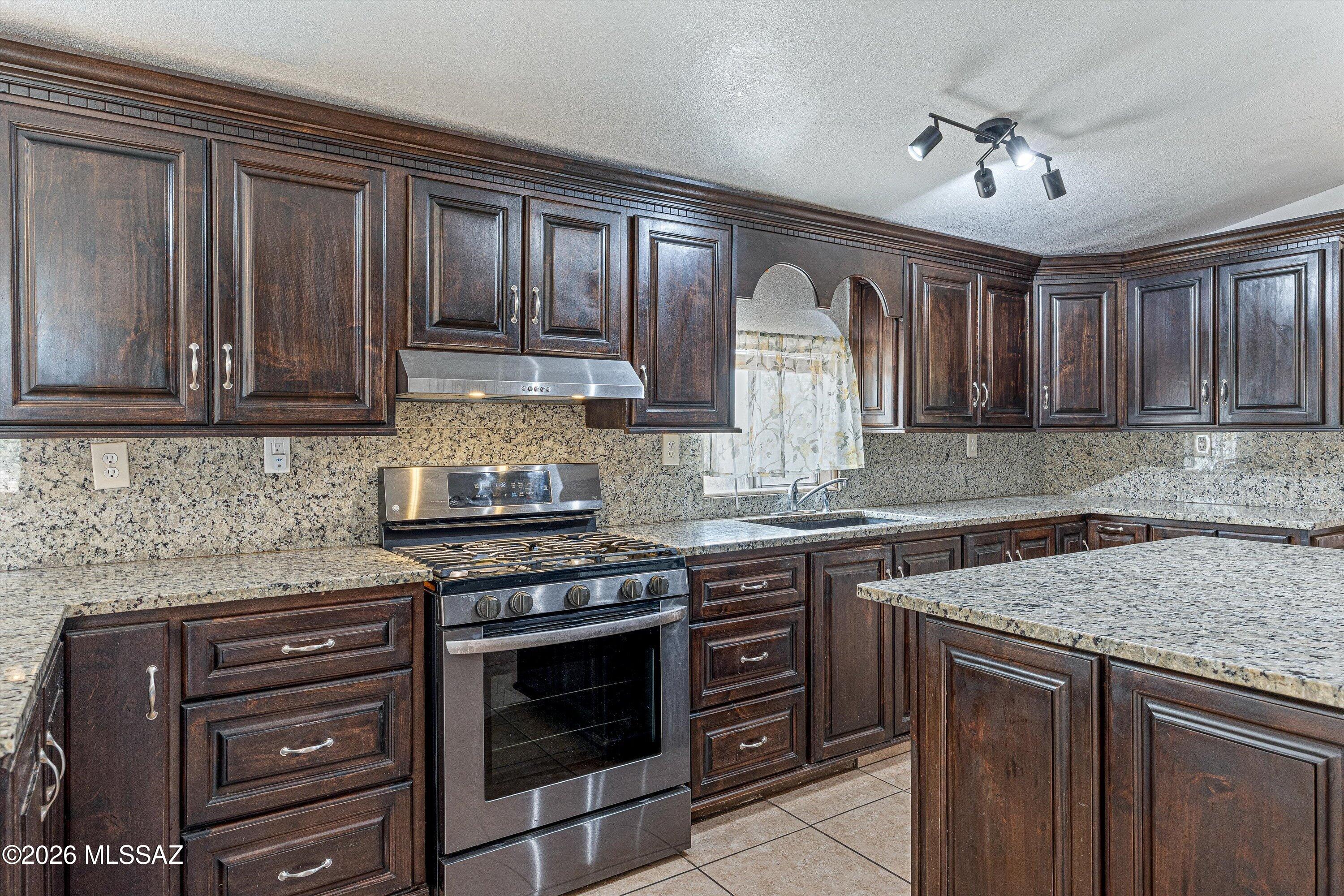 10935 South Swan Road Tucson, AZ 85756 - Photo 14 of 41 Gas Range with Convection Oven