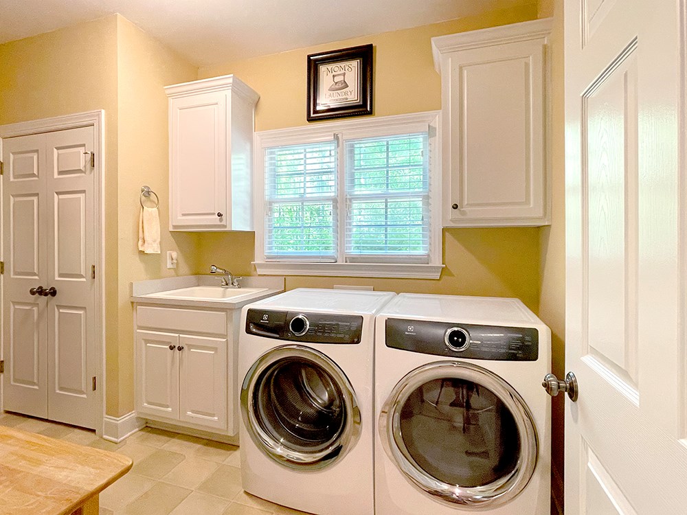 971 Harrisville Road Hamilton, GA 31811 - Photo 6 of 27 LAUNDRY ROOM / PANTRY
