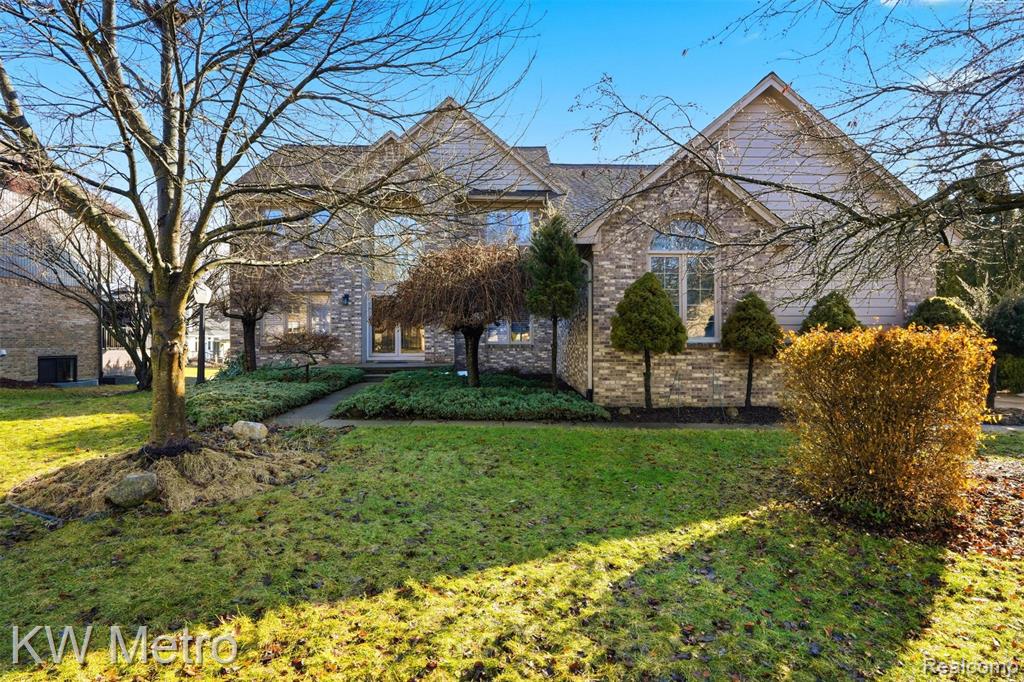 887 Grovecrest Rochester Hills, MI 48307 - Photo 1 of 42