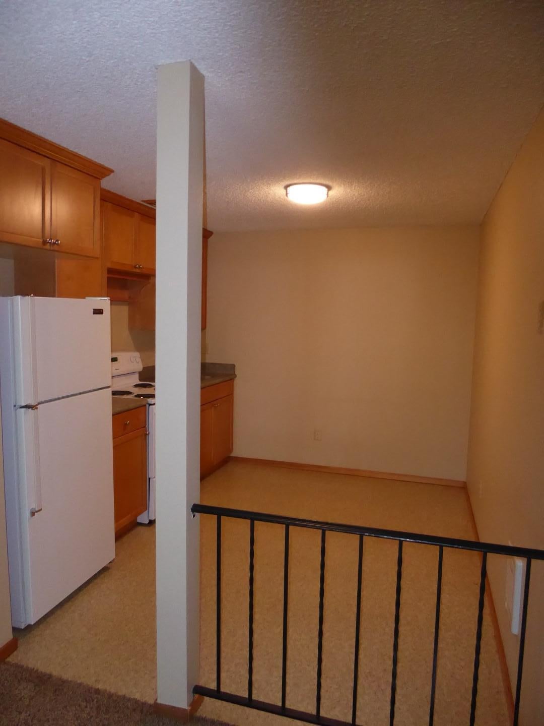 1700 Northeast Wells Acres Road, Unit 15 Bend, OR 97701 - Photo 5 of 17 Eat-in kitchen