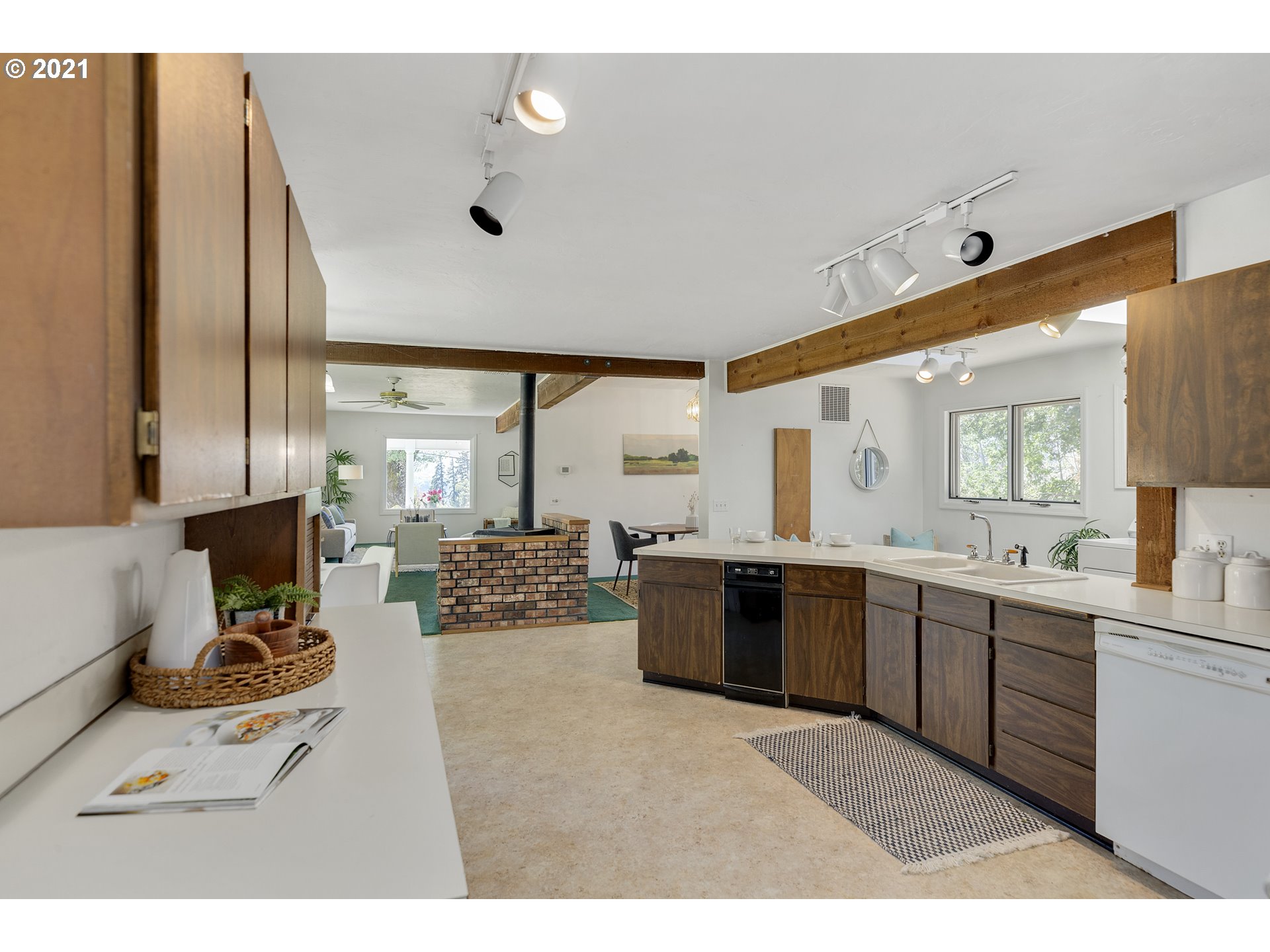 150 Southwest Eyrie Road White Salmon, WA 98672 - Photo 12 of 32 Gallery Image 12
