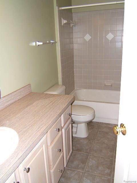 39180 Hayes Road, Unit 28 Clinton Township, MI 48038 - Photo 10 of 15 DSCF3704.jpg