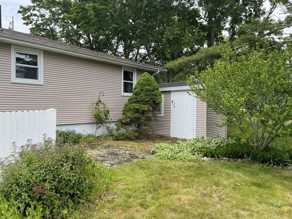 111 Pearse Road Swansea, MA 02777 - Photo 5 of 42 Gallery Image 5