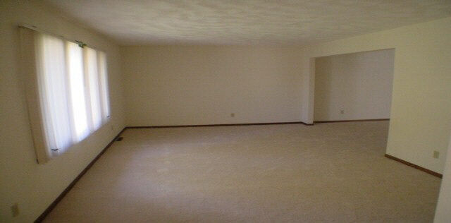 3164 North Trainer Road Rockford, IL 61114 - Photo 2 of 5 an empty room with a window