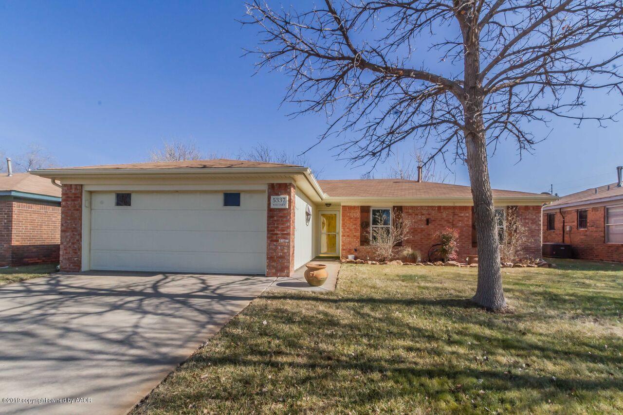 a view of a house with backyard of house
