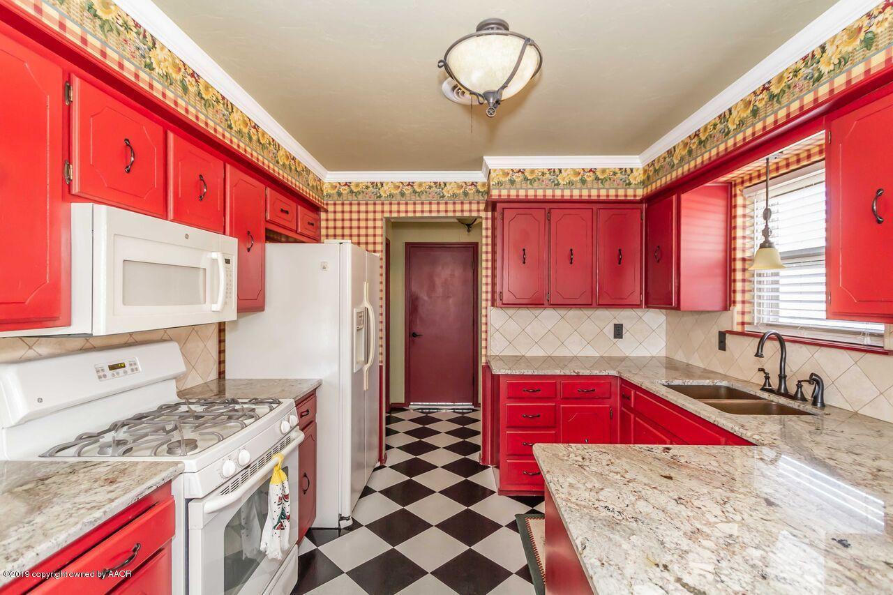 5337 Whitney Lane Amarillo, TX 79110 - Photo 14 of 32 a kitchen with a stove a sink and a refrigerator
