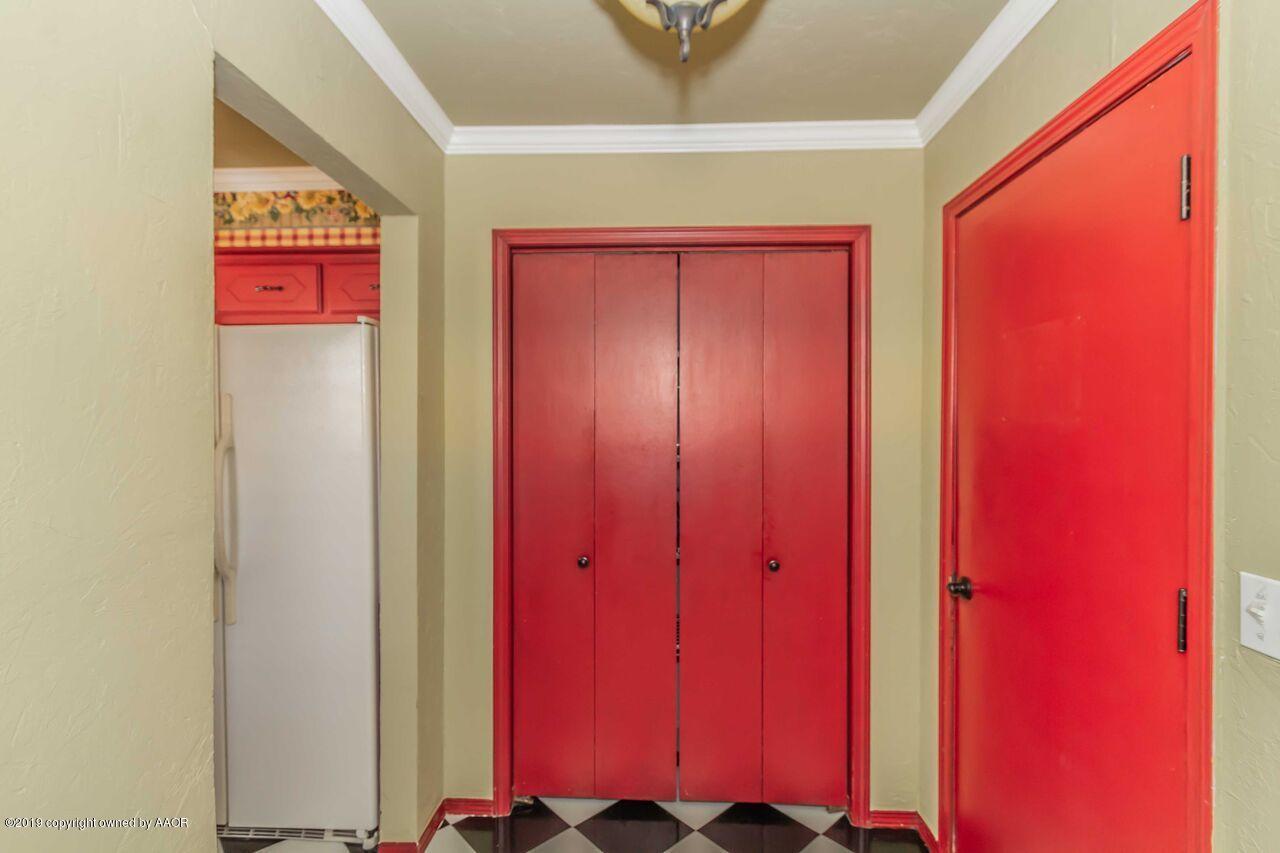 5337 Whitney Lane Amarillo, TX 79110 - Photo 19 of 32 a view of a entryway