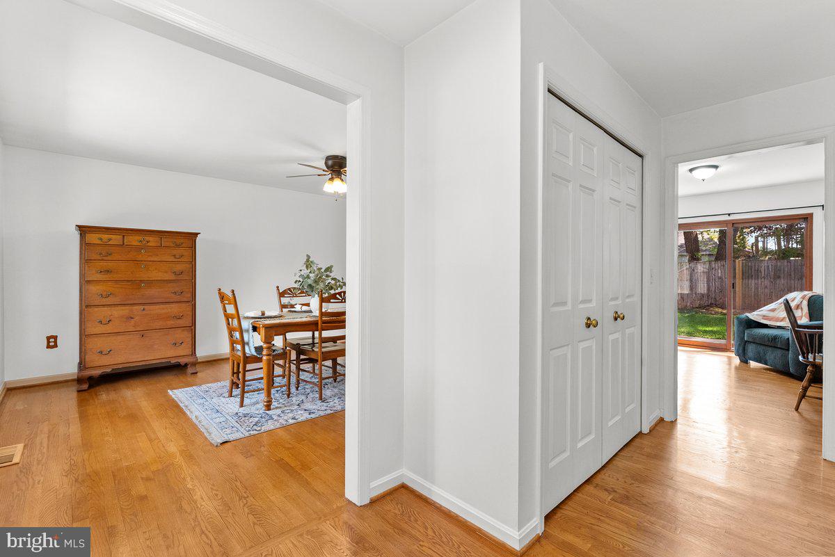 314 Belmont Place Southwest Leesburg, VA 20175 - Photo 10 of 42 Inviting entryway with natural light.