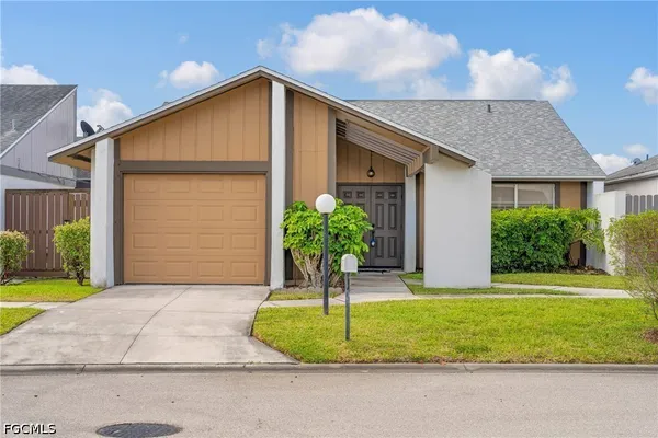 $189,900 | 9712 Maplecrest Circle, Lehigh Acres, FL 33936
