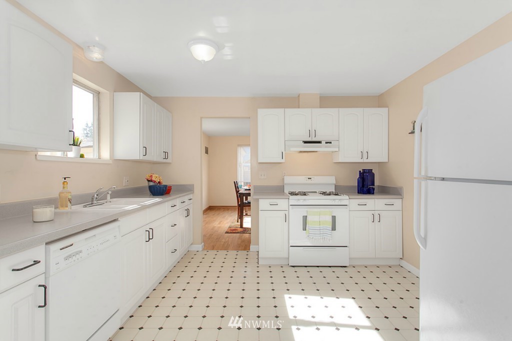 8318 214th Place Southwest Edmonds, WA 98026 - Photo 4 of 17 Gallery Image 4