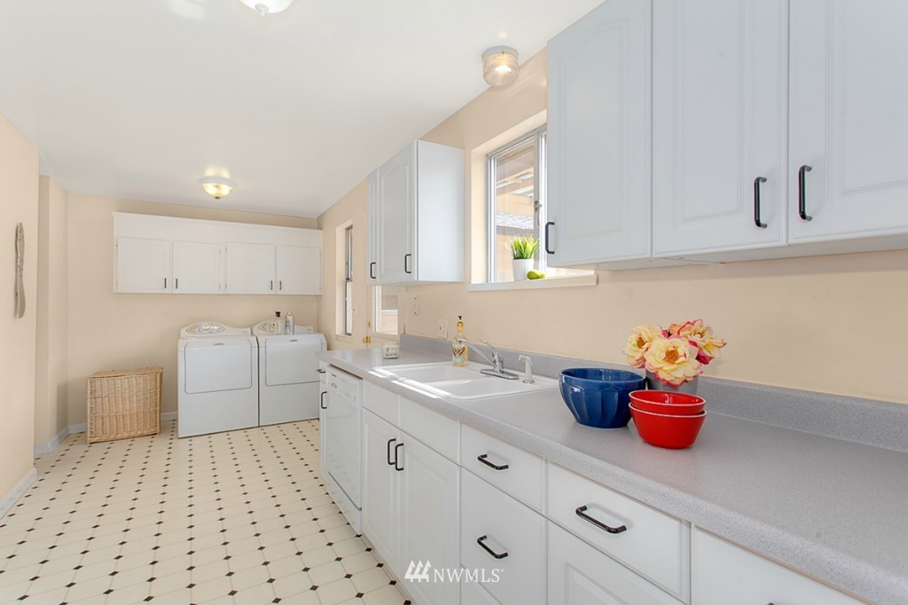 8318 214th Place Southwest Edmonds, WA 98026 - Photo 5 of 17 Gallery Image 5