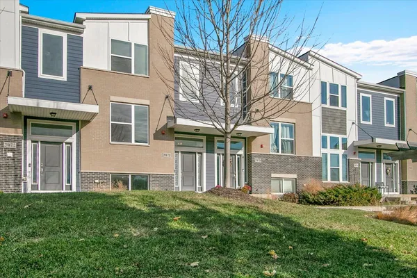 $3,100 | 29-w710 Everton Drive, Warrenville, IL 60555
