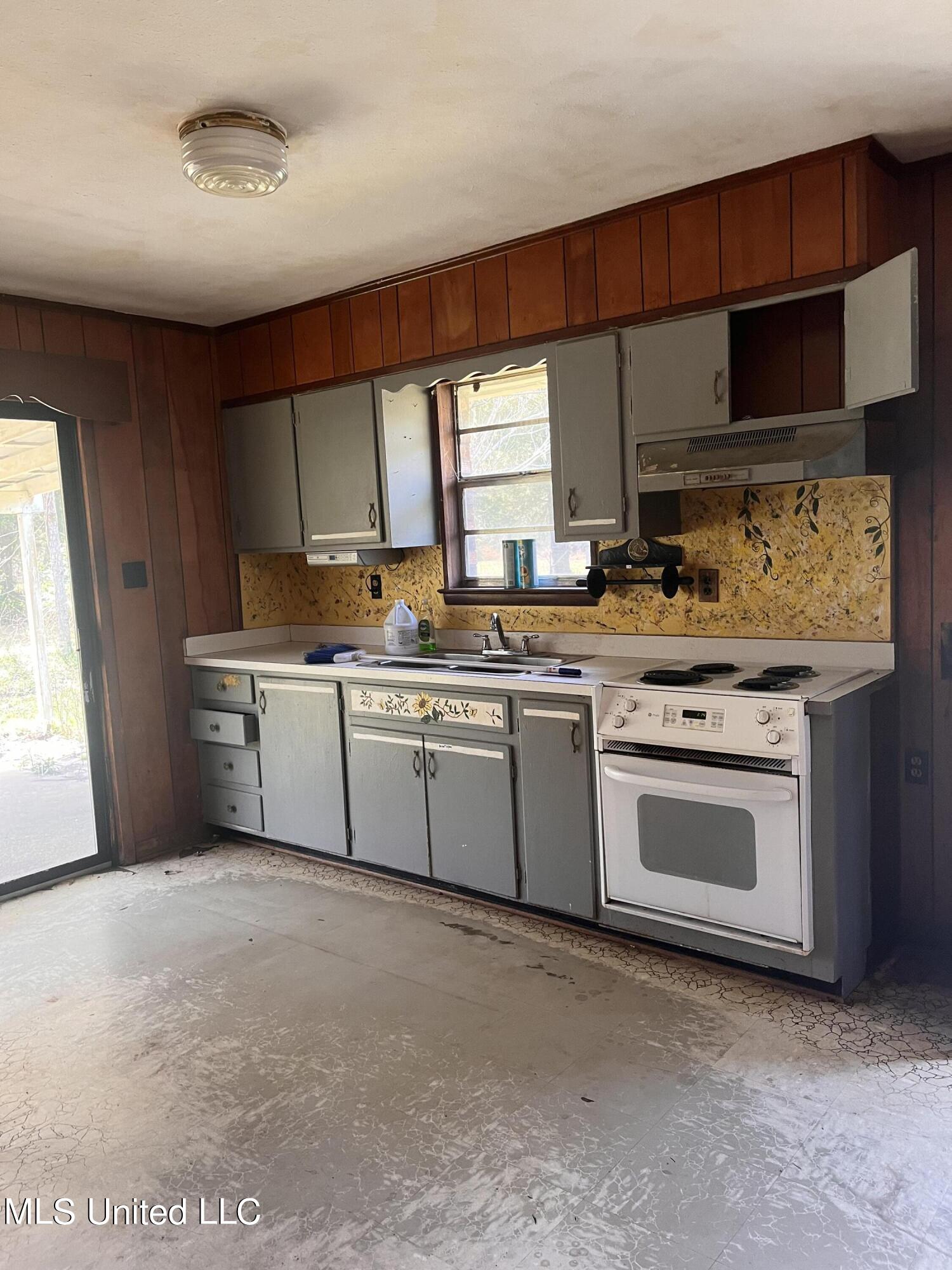 8301 Greenfields Road Moss Point, MS 39562 - Photo 8 of 13 IMG-7532