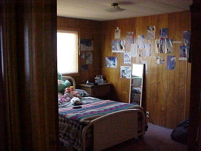 14631 Fisk Road Yakima, WA 98908 - Photo 6 of 18 a bedroom with a bed and a window