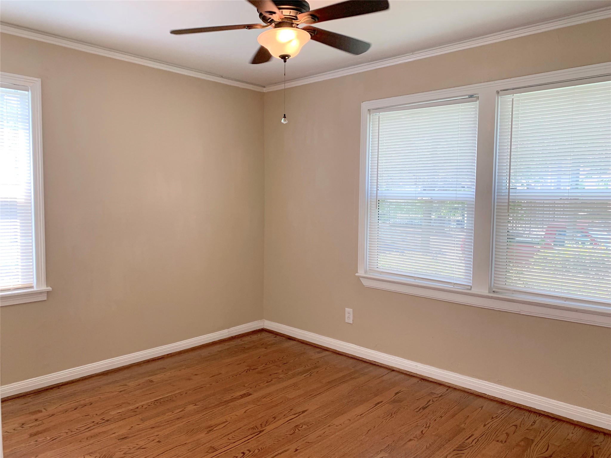 307 Avondale Street, Unit 1 Houston, TX 77006 - Photo 19 of 22 View of 2nd bedroom. Both bedrooms have ceiling fans.