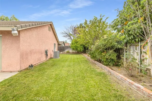 a view of a back yard