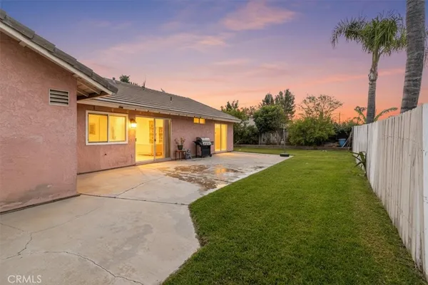 a view of an house with backyard and a garden
