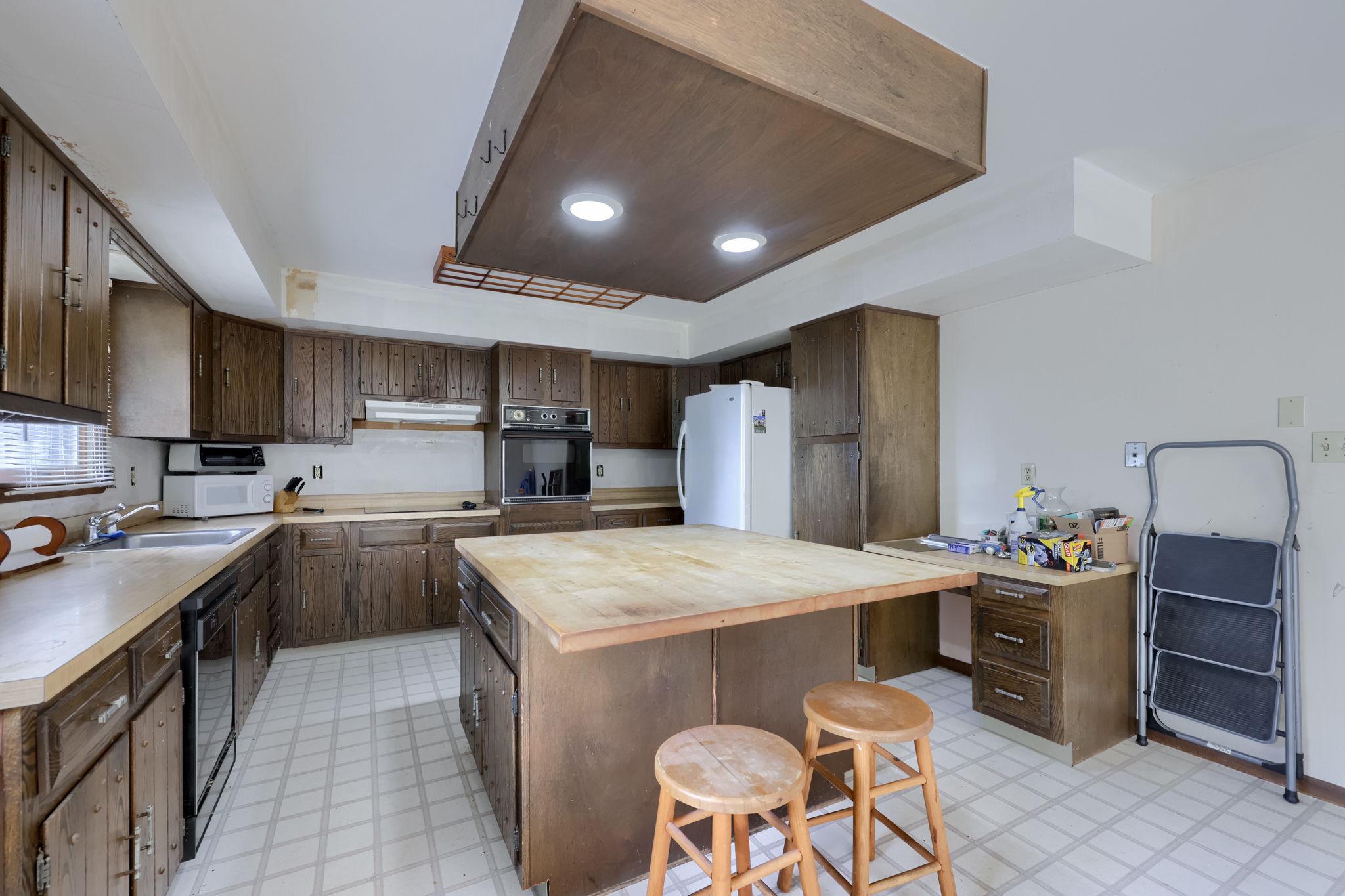 49 Preston Road Reading, PA 19608 - Photo 18 of 42 Kitchen island/bar