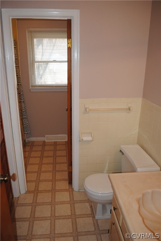 3911 Grovewood Road Hopewell, VA 23860 - Photo 9 of 15 Main Bathroom has a door to separate the tub/showe