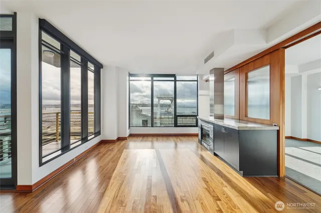 $4,650 | 2716 Elliott Avenue, Unit 802, Seattle, WA 98121
