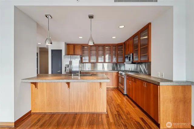 $4,650 | 2716 Elliott Avenue, Unit 802, Seattle, WA 98121