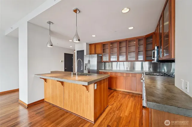 $4,650 | 2716 Elliott Avenue, Unit 802, Seattle, WA 98121